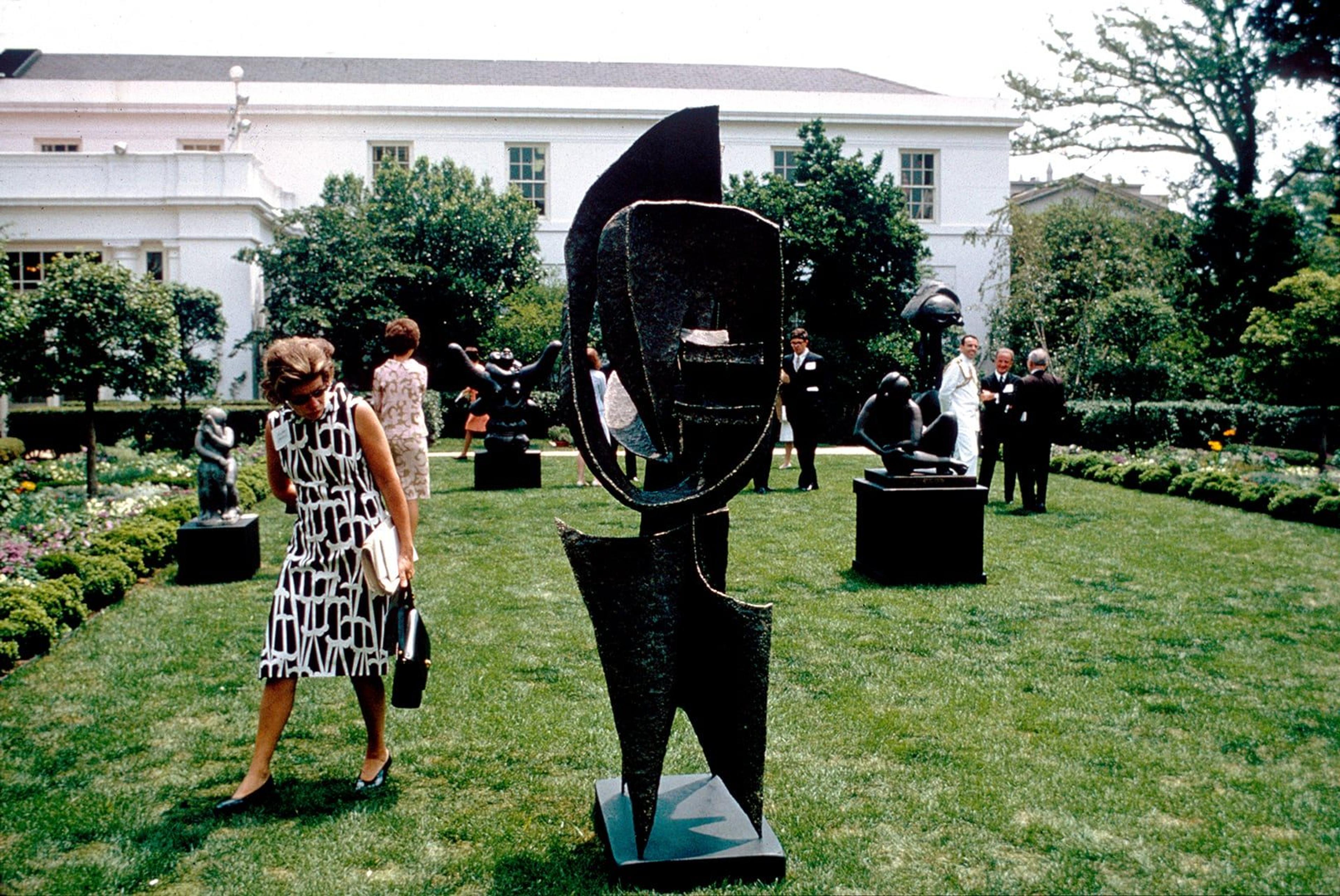 1716 mas 1965 guests view sculptures in east garden whha