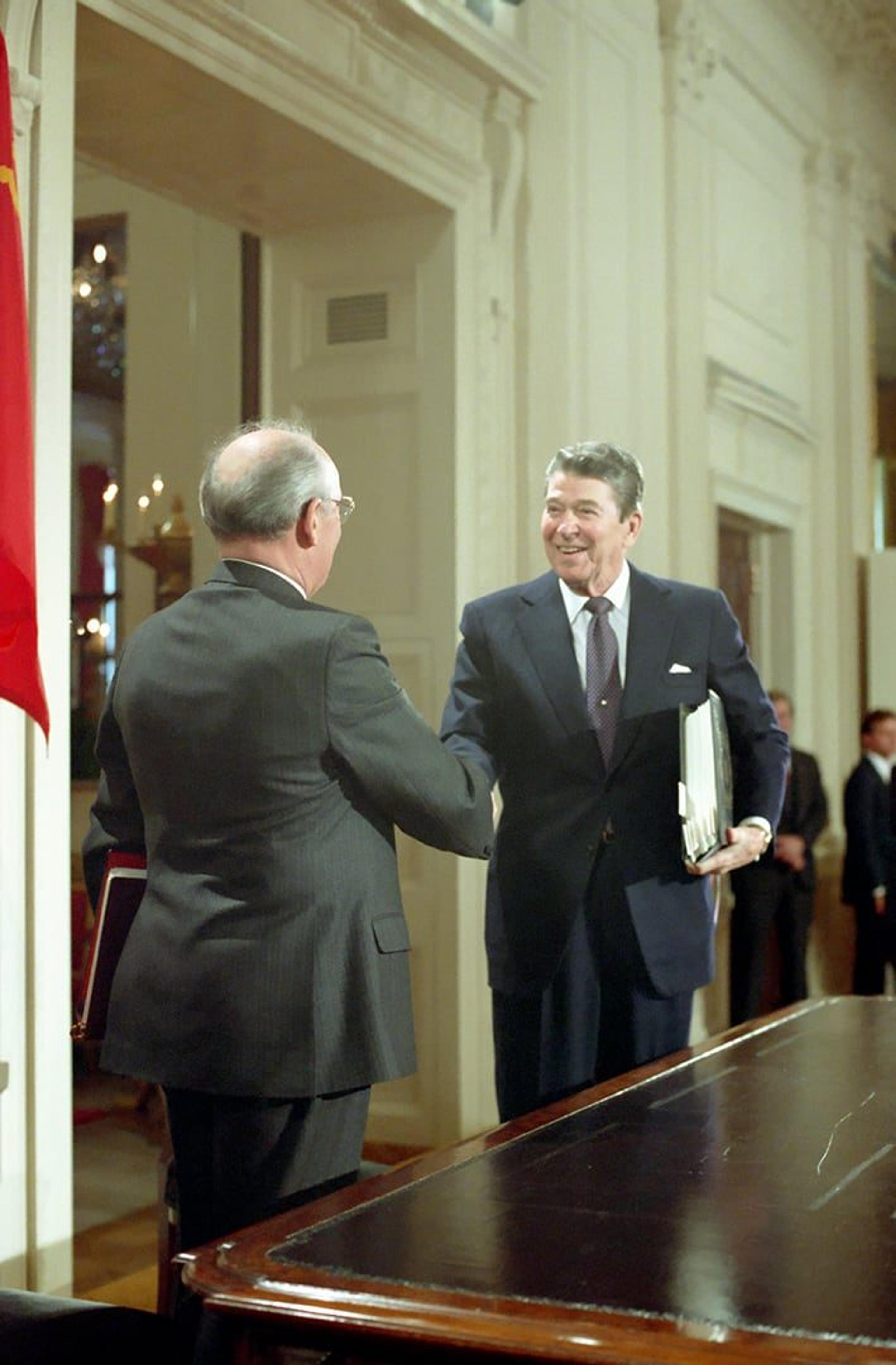 1811 mas 1987 reagan shakes hands with gorbachev after signing inf treaty nara