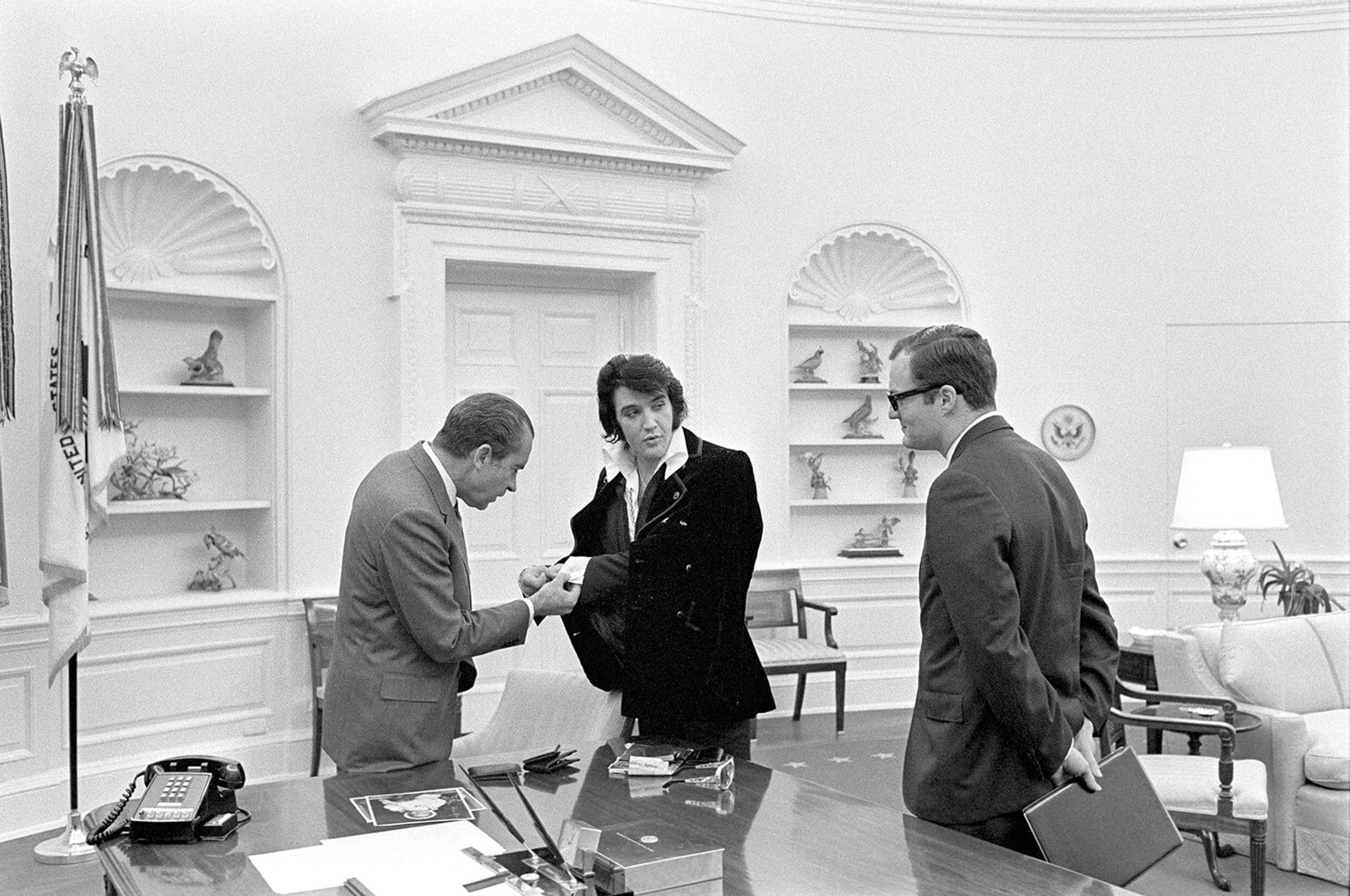 4451 mas 1970 nixon elvis and egil krogh in oval office whha