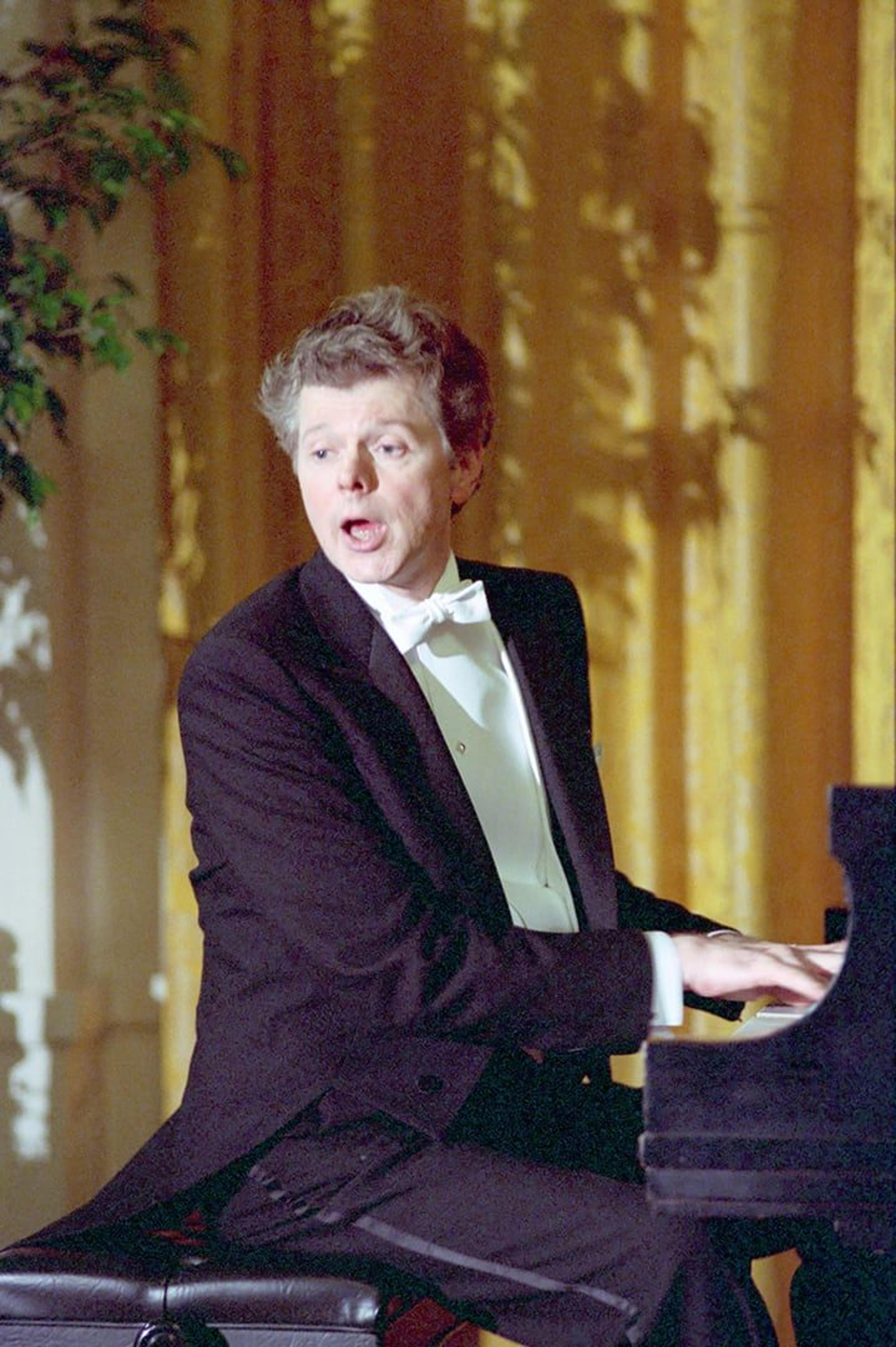 4548 mas 1987 van cliburn playing piano in the east room nara