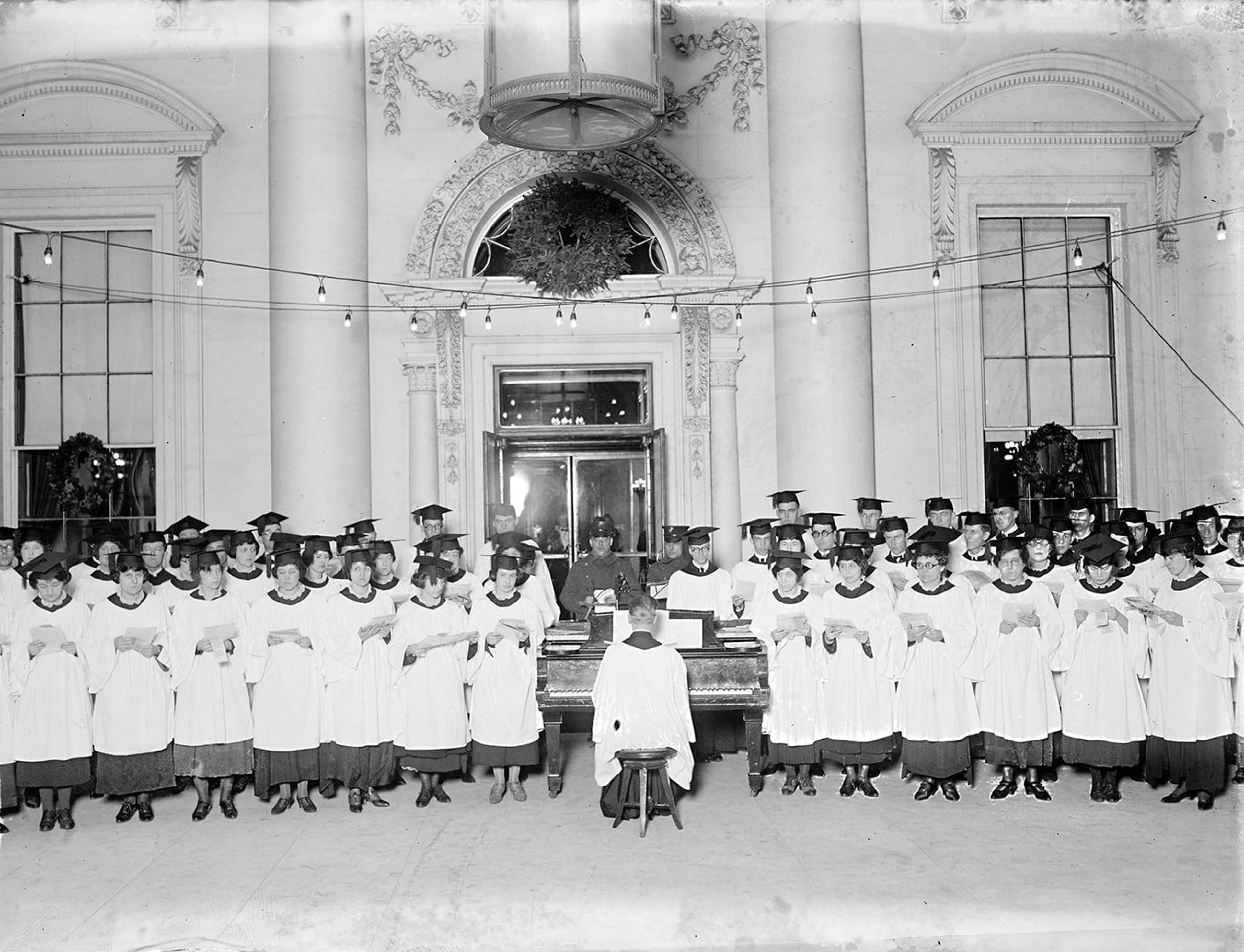 4965 mas 1923 choir singing christmas carols loc