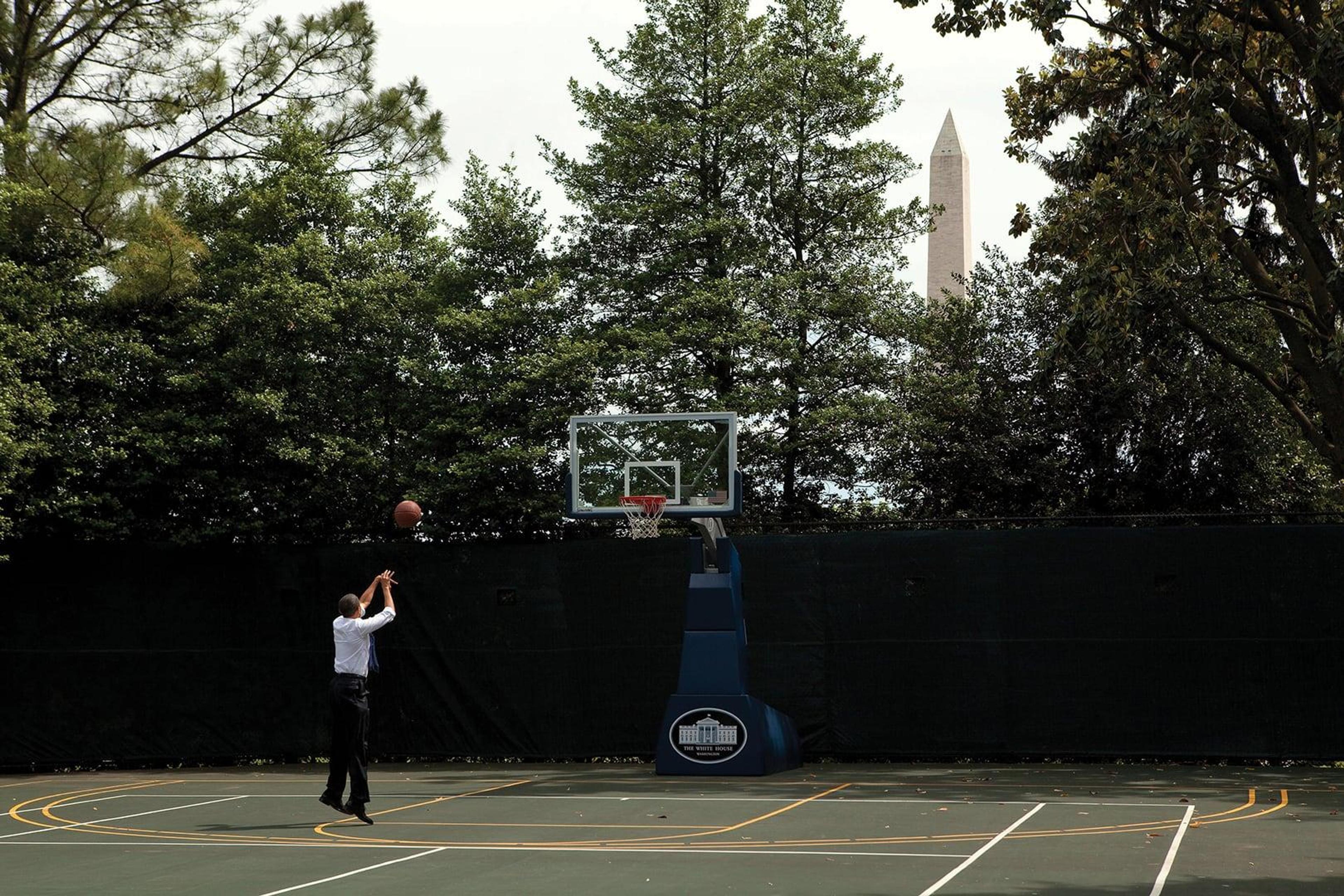 5190 mas 2014 president obama playing basketball whha