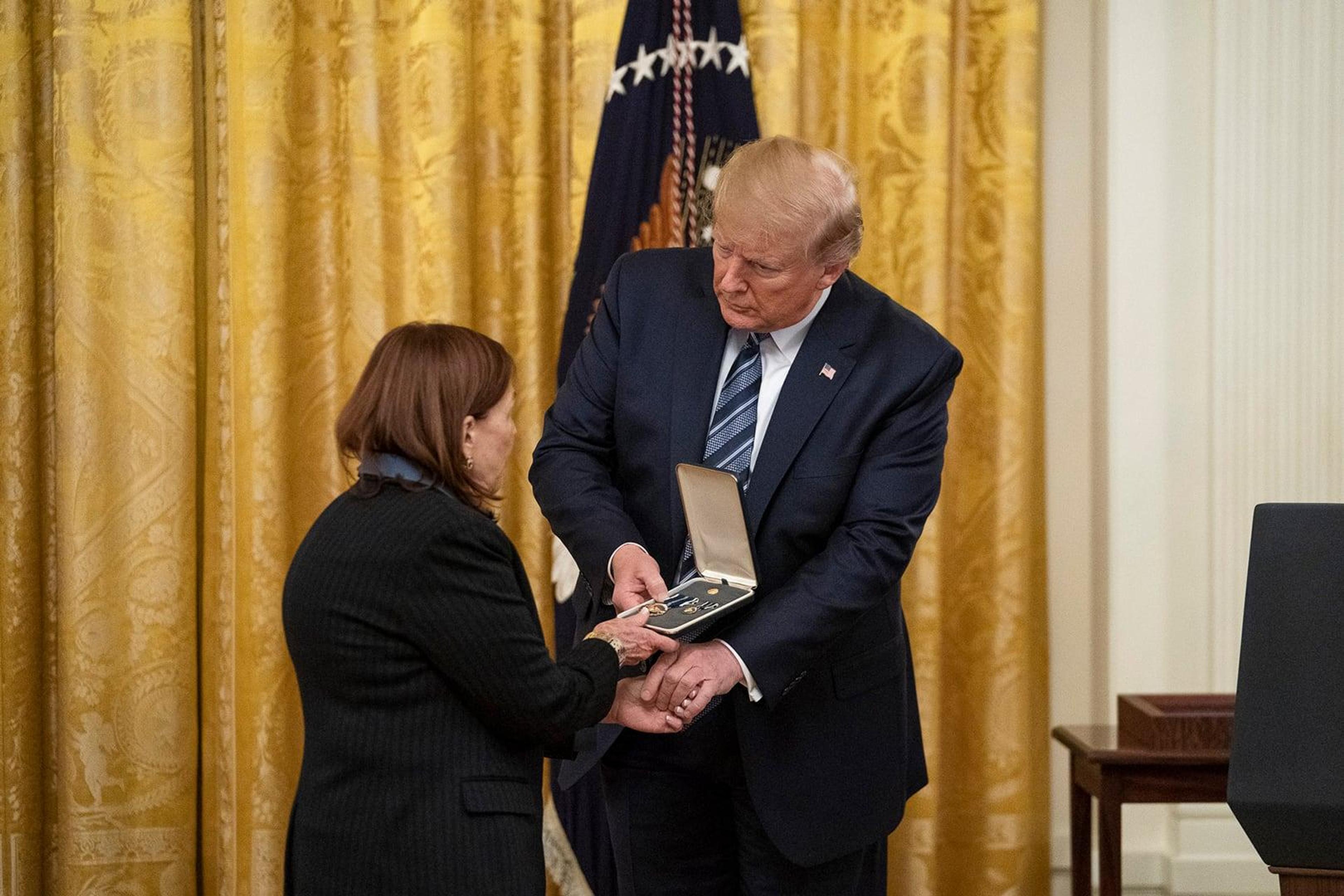 5200 mas 2019 trump presents posthumous award to widow susan rescorla fli