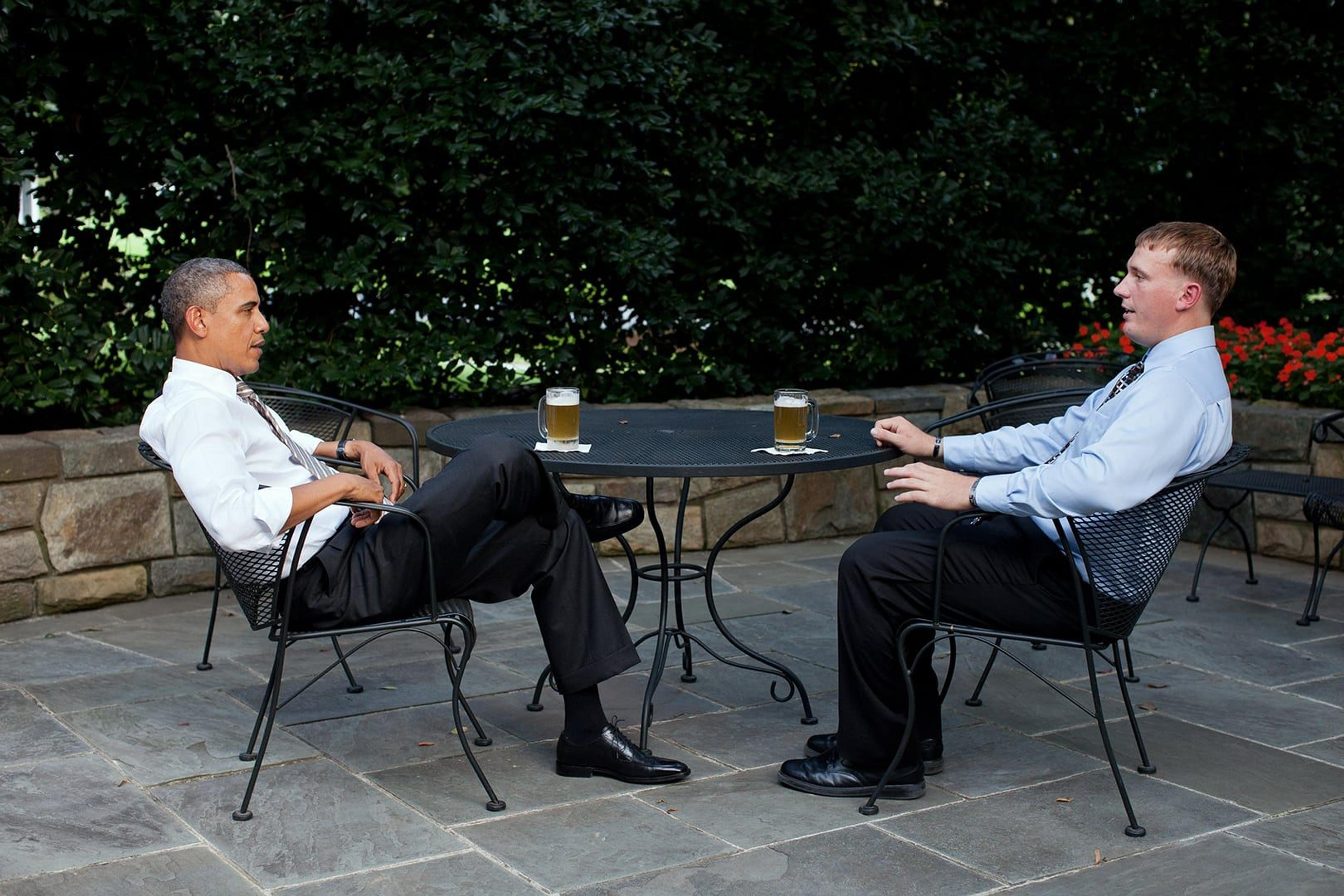 5202 mas 2011 obama enjoying a beer with dakota meyer fli